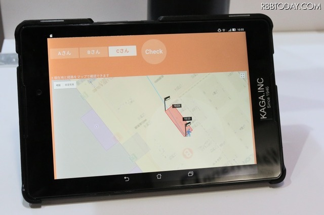 見守り活用のイメージ。設置場所が明らかになっている防犯灯に見守りサービスの受信端末を組み込めるようにすることで、切れ目のない見守りサービスの提供を実現できるという（撮影：防犯システム取材班）
