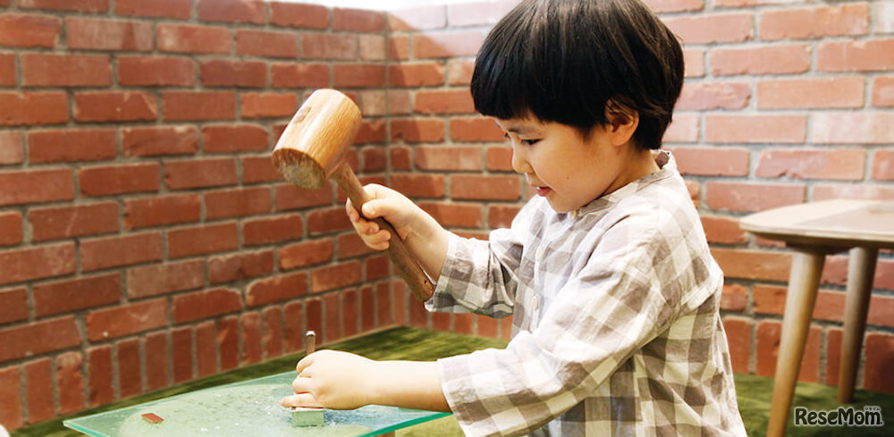 土屋鞄「革のマグネットバッジをつくろう！」：トンカチでイニシャルを刻印