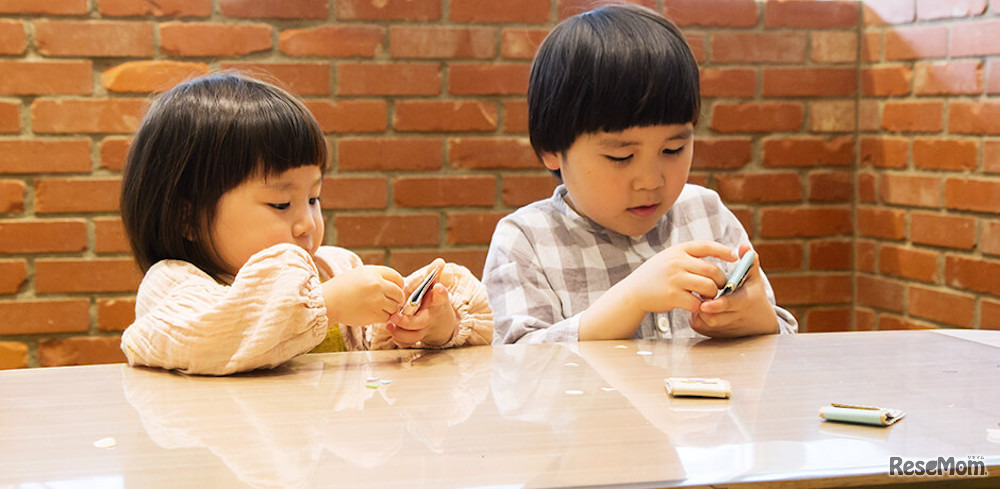 土屋鞄「革のマグネットバッジをつくろう！」：カラフルな革でバッジ作りに挑戦