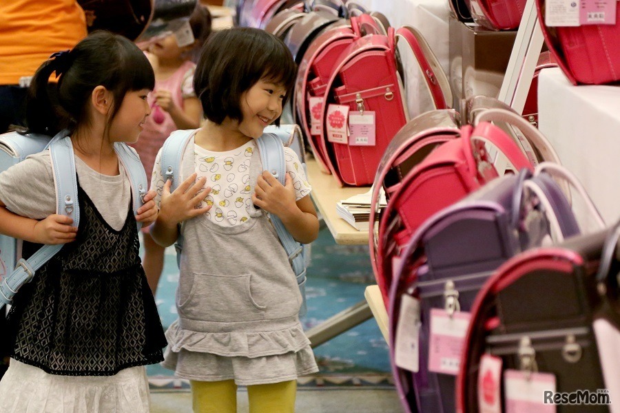 いろいろな種類のランドセルを試着できる（昨年開催のようす）