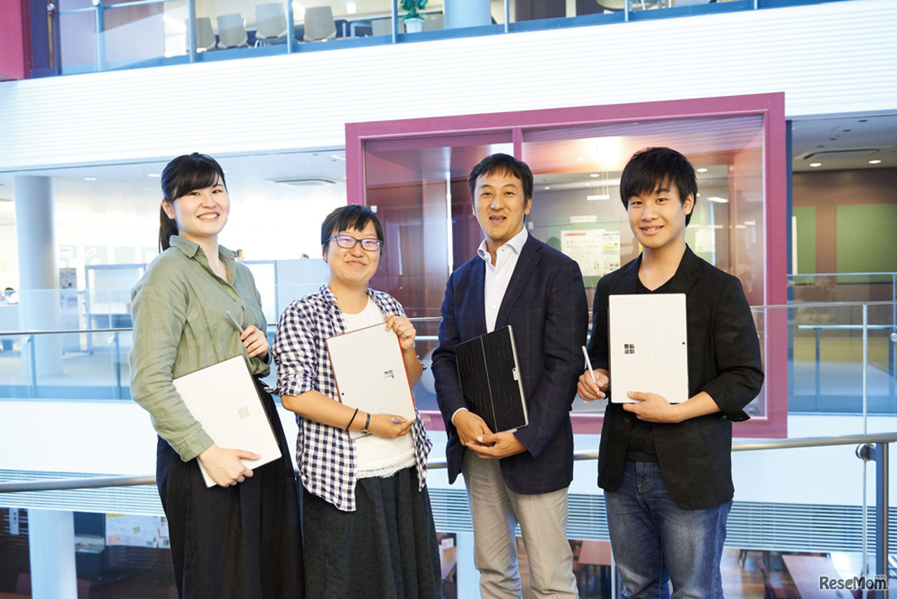 甲南大学マネジメント創造学部の井上明教授と学生たち