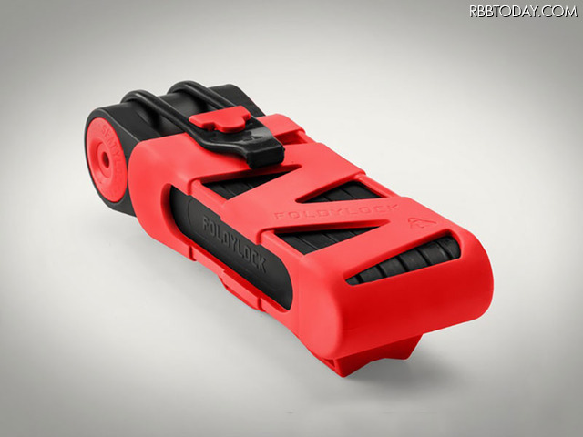 折りたたんだ状態の「Foldylock（フォルディーロック）」。写真の「クレージーレッド」の他、ピースグリーン、カームクリームの3色展開となっている（画像はプレスリリースより）
