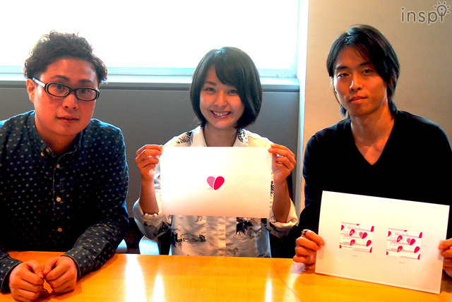 「TWINSHEART by DOTLINER」のロゴを紹介する「McCANN MILLENNIALS」のメンバー。