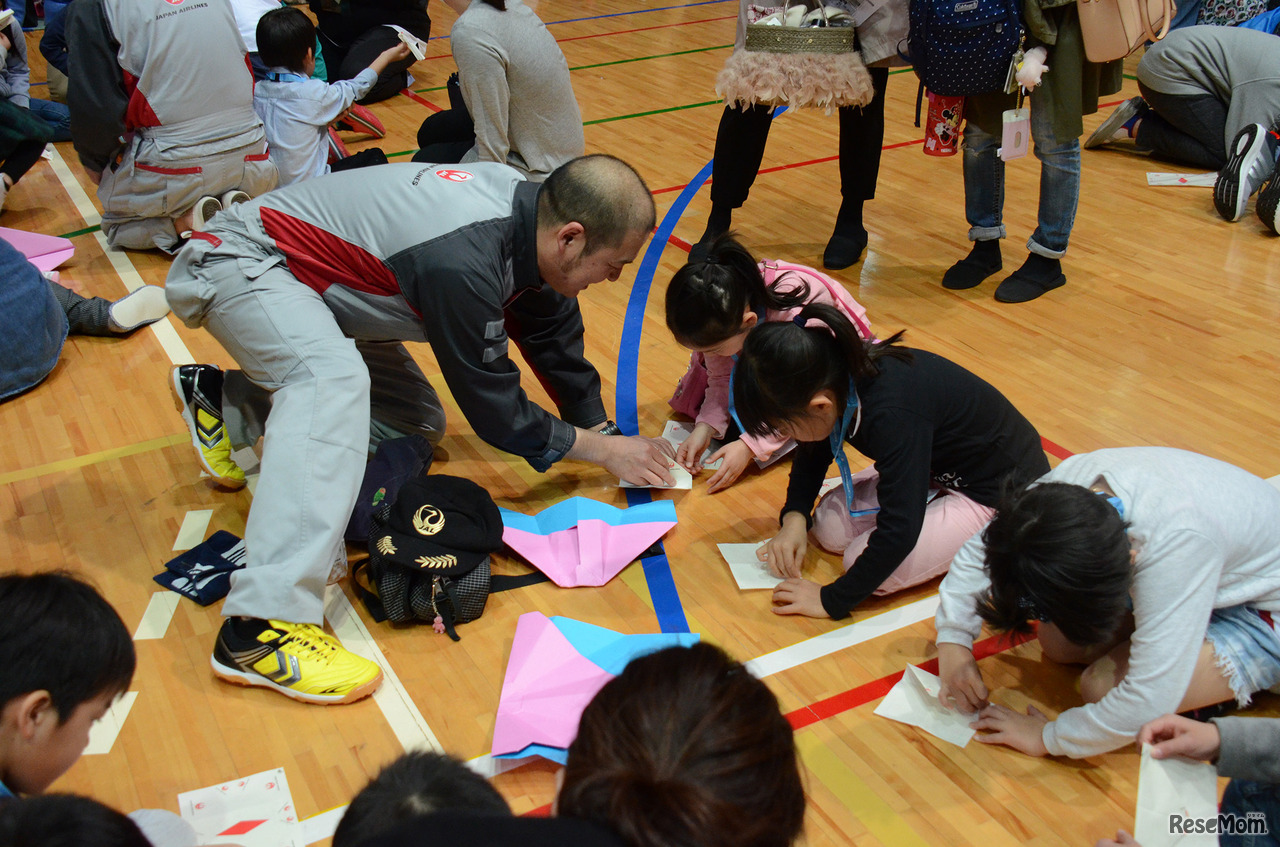JAL折り紙ヒコーキ教室のようす　2017年度からは「折り紙ヒコーキ大会」を展開する