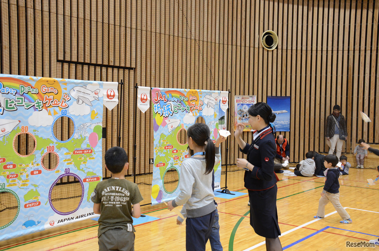 JAL折り紙ヒコーキ教室のようす　2017年度からは「折り紙ヒコーキ大会」を展開する