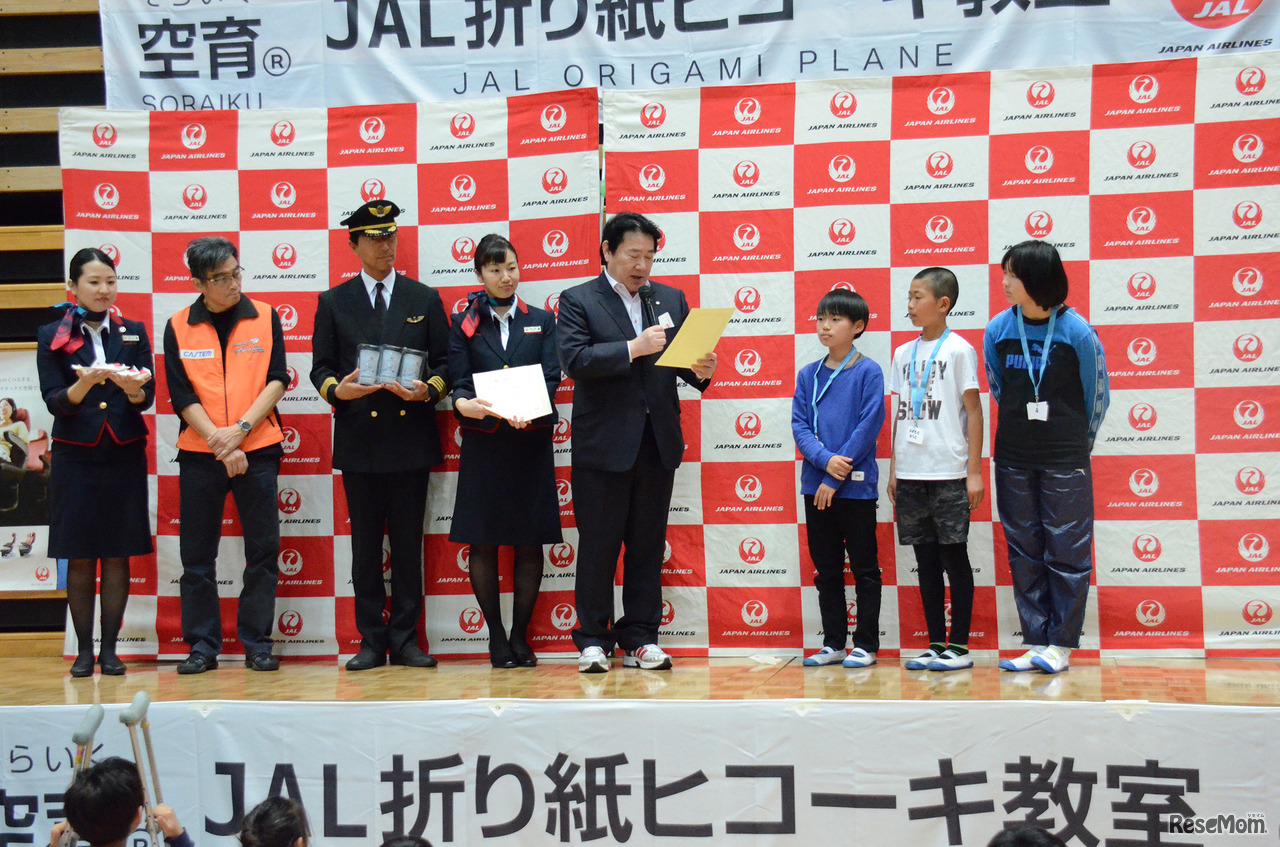 JAL折り紙ヒコーキ教室のようす　2017年度からは「折り紙ヒコーキ大会」を展開する
