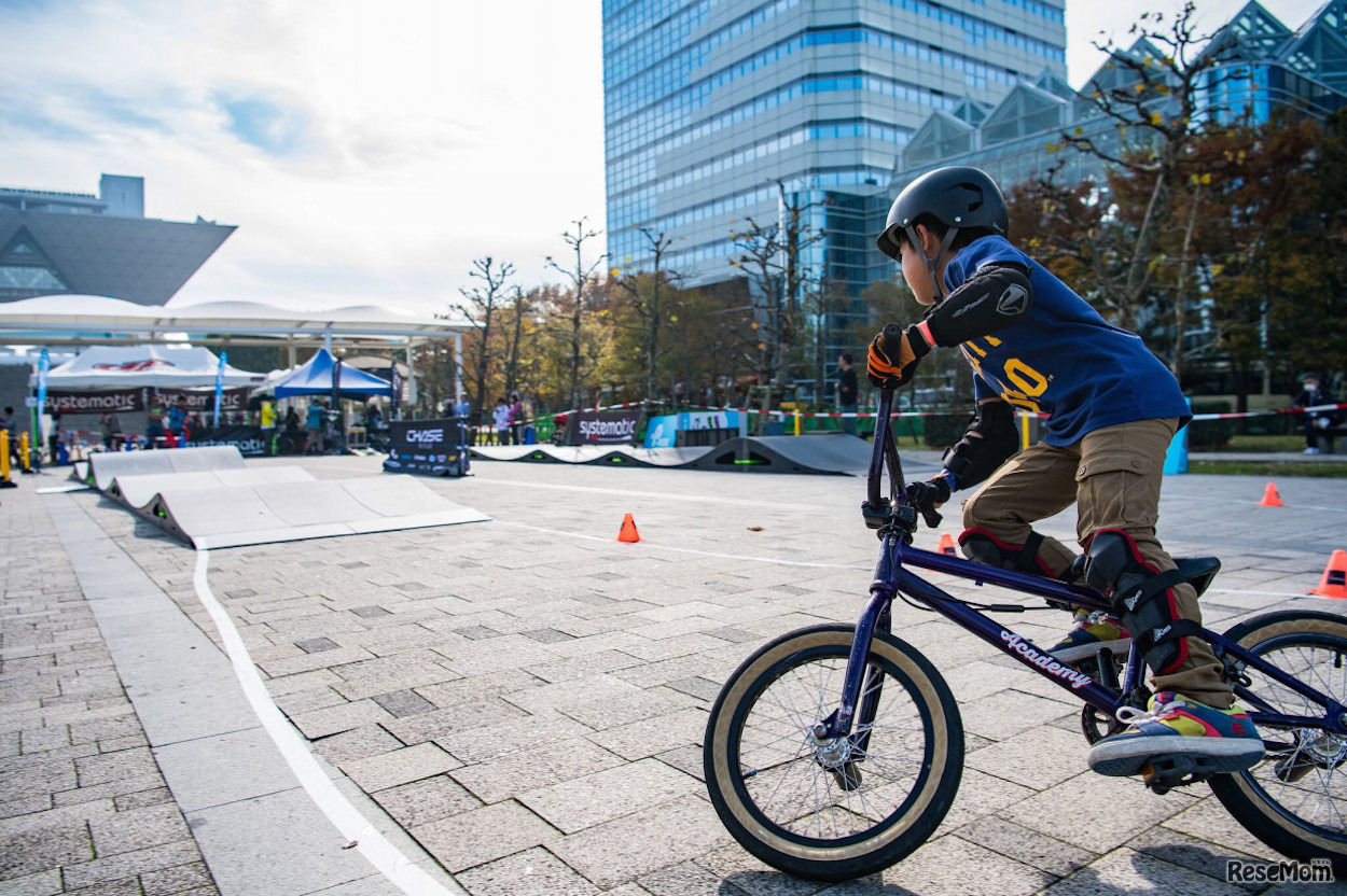 五輪の正式種目BMXをモチーフとする新競技「Compact Bike Race」