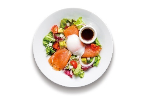 サーモンマリネと温泉卵のサラダ