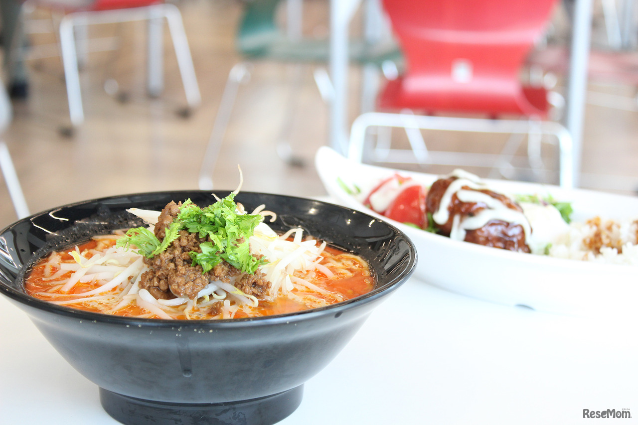 人気の「担々麺」500円（左）、関東学院大学店オリジナルメニューの「中華風ロコモコ丼」600円（右）。ロコモコ丼の鶏団子は中華風ソースと下味の効いた逸品　※価格はいずれも税込