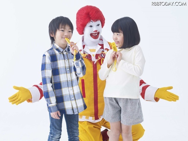 防犯笛を持つ児童とドナルド（画像はプレスリリースより）