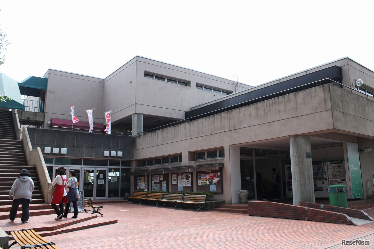 金沢八景キャンパス9号館の学生食堂「オリーブ」。昔ながらの佇まいで、多くの関学生の食事情を支えてきた