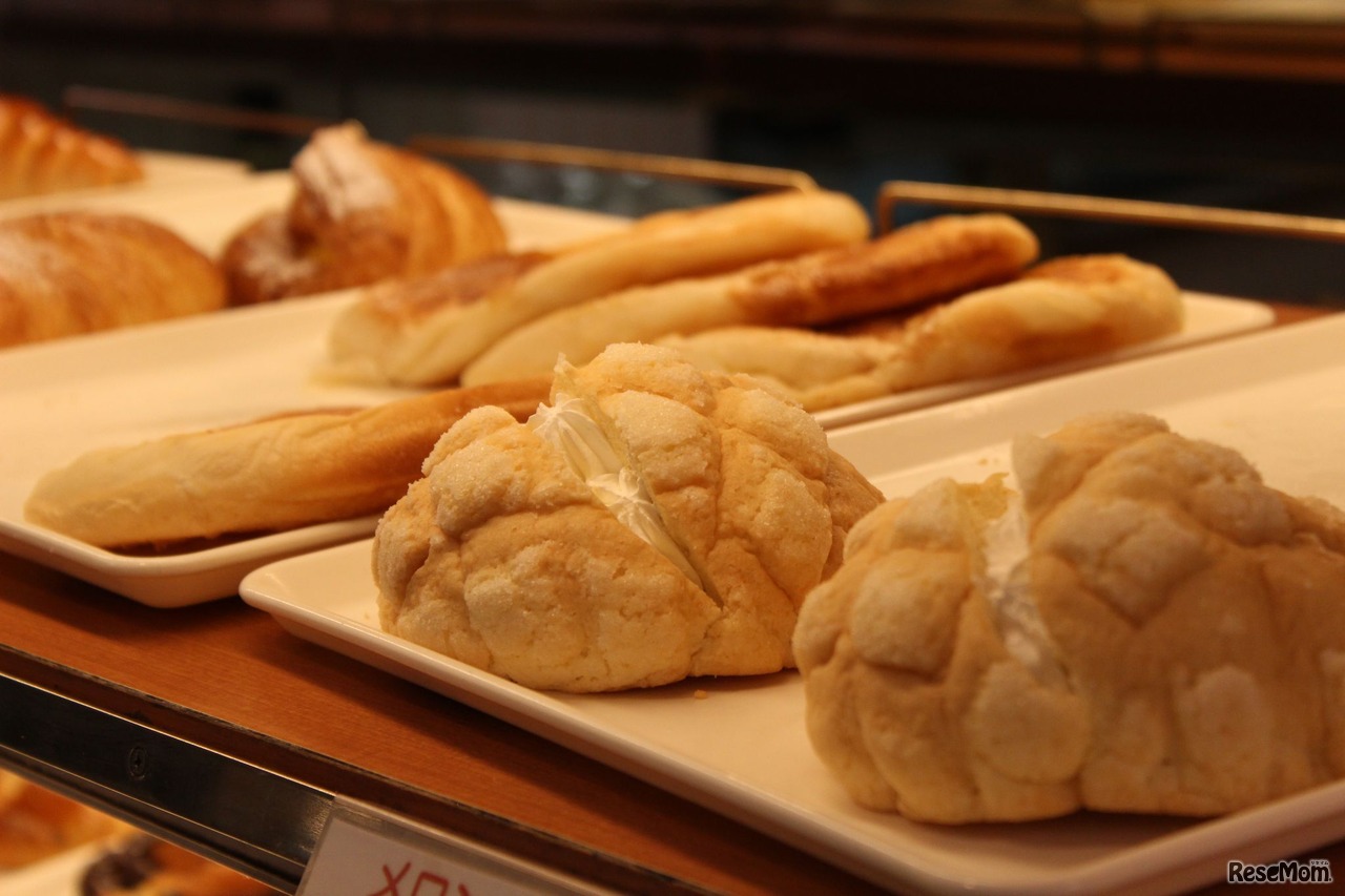 「ミッキー」内のようす。4月6日時点での人気ナンバーワンは「幻のクリームパン」だった。そのほか、メロンパンやデニュッシュ類など、目移りする品揃え