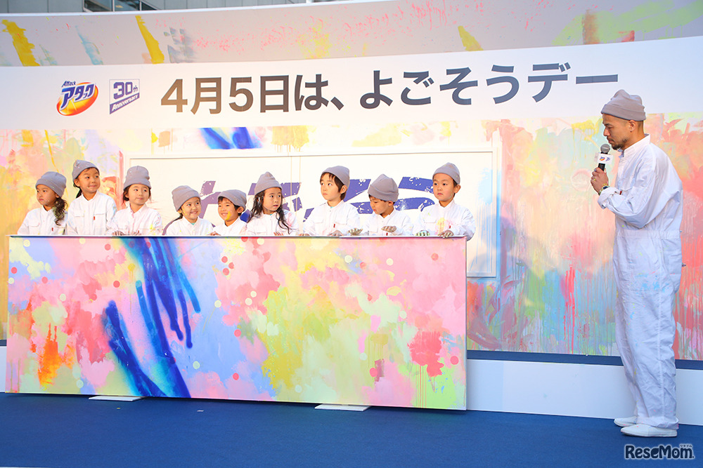 花王「よごそうデー」ワークショップ完成作品とアーティスト・JUN INOUE氏