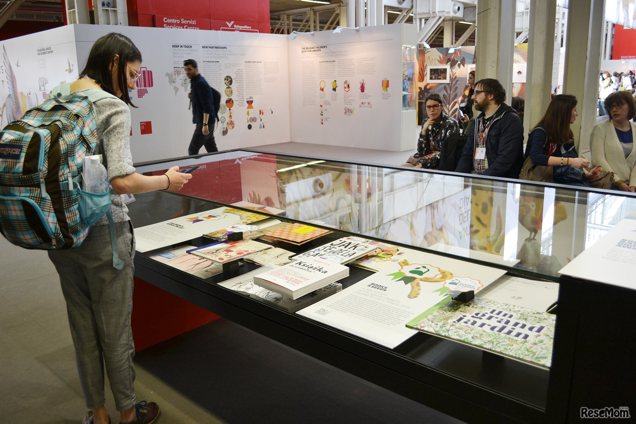 2017年の受賞本がガラスケース内に並ぶ