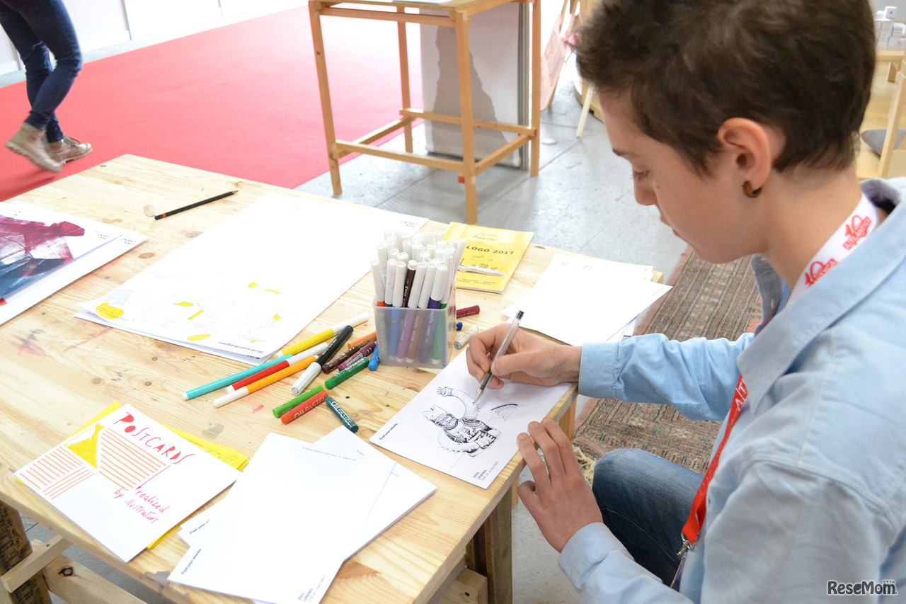 訪問者が自由に制作できる趣向もみられる