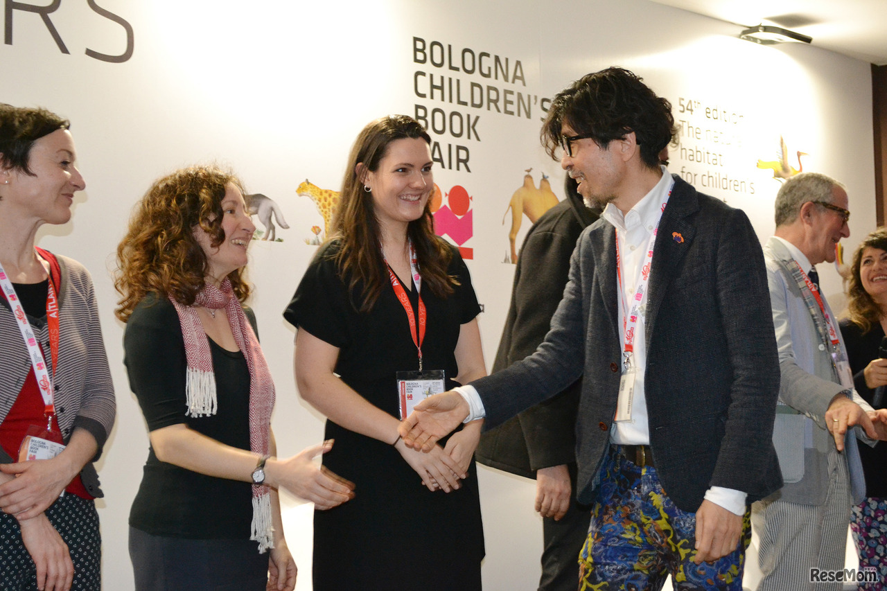 ボローニャ国際児童原画展授賞式。壇上の山本まもる氏