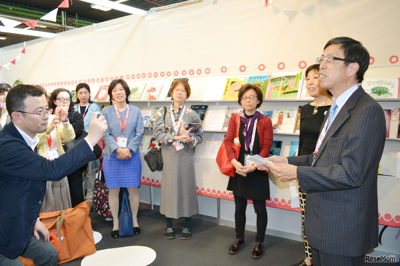 「にほんのえほん」ブースで挨拶する梅本和義大使