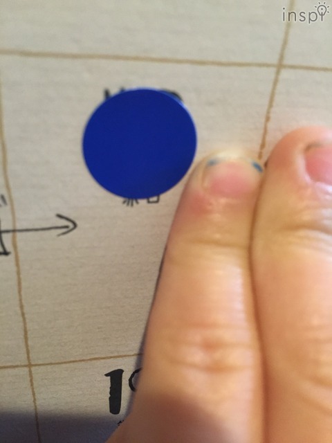 自分でカレンダーにペタッと。（爪にも保育園でお絵描きした青色クレヨンが入っちゃってますね…）