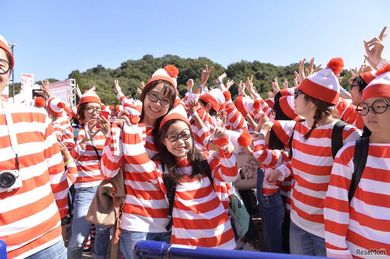 参加賞のウォーリー衣装セットを身に付けた参加者たち