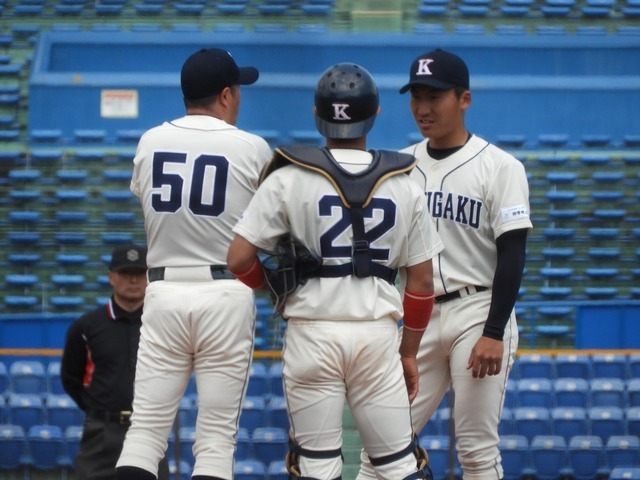 バッテリーに指示を与える國學院大・鳥山監督