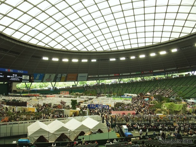 第16回国際バラとガーデニングショウ会場の西武ドーム