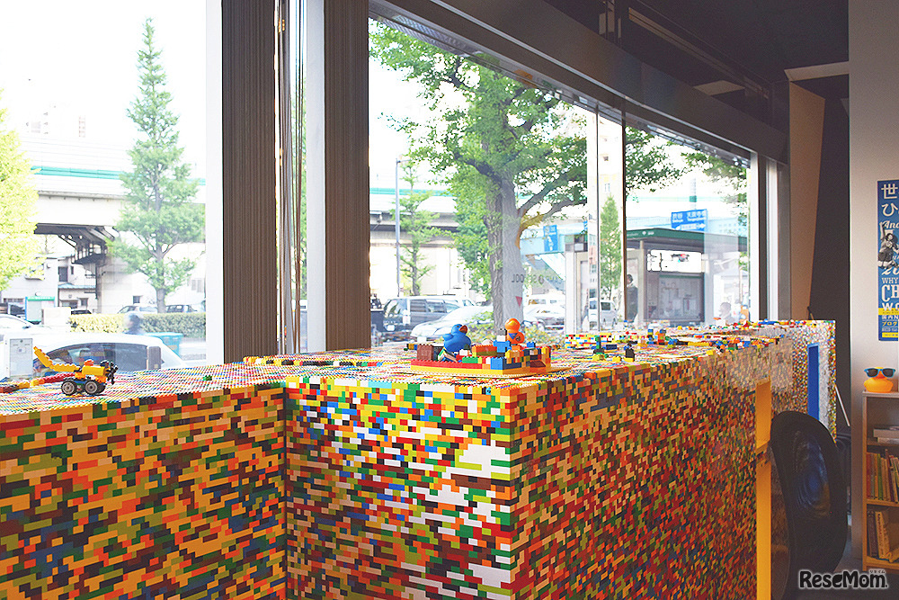 ライフイズテック本社、窓辺からも「楽しさ」が