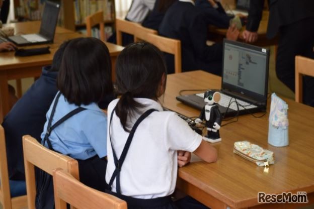 「ロボホン」を利用した授業のようす