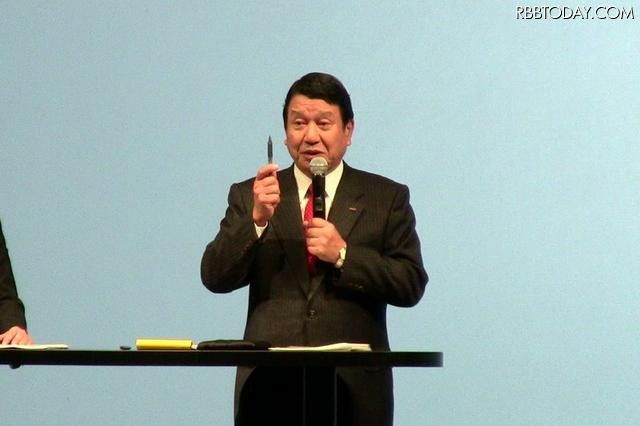 質疑応答で記者団の質問に答える 山田社長　　　