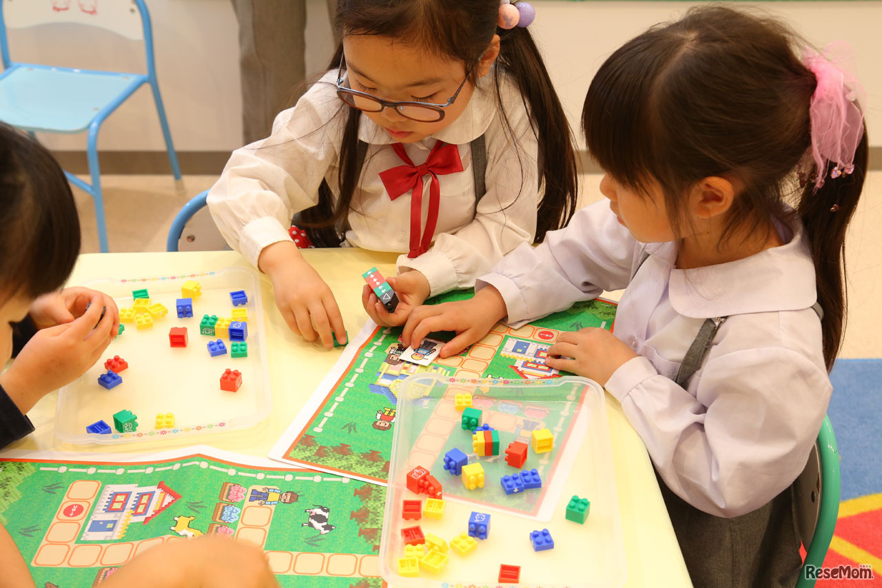 友だちと２人で相談しながらブロックをつなげていく