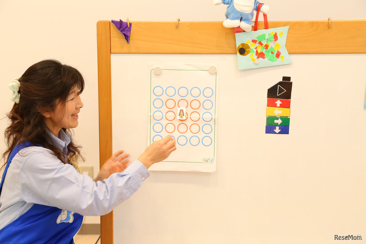 真ん中のソビーゴくんをブロックで作ったプログラミングどおりに動かす