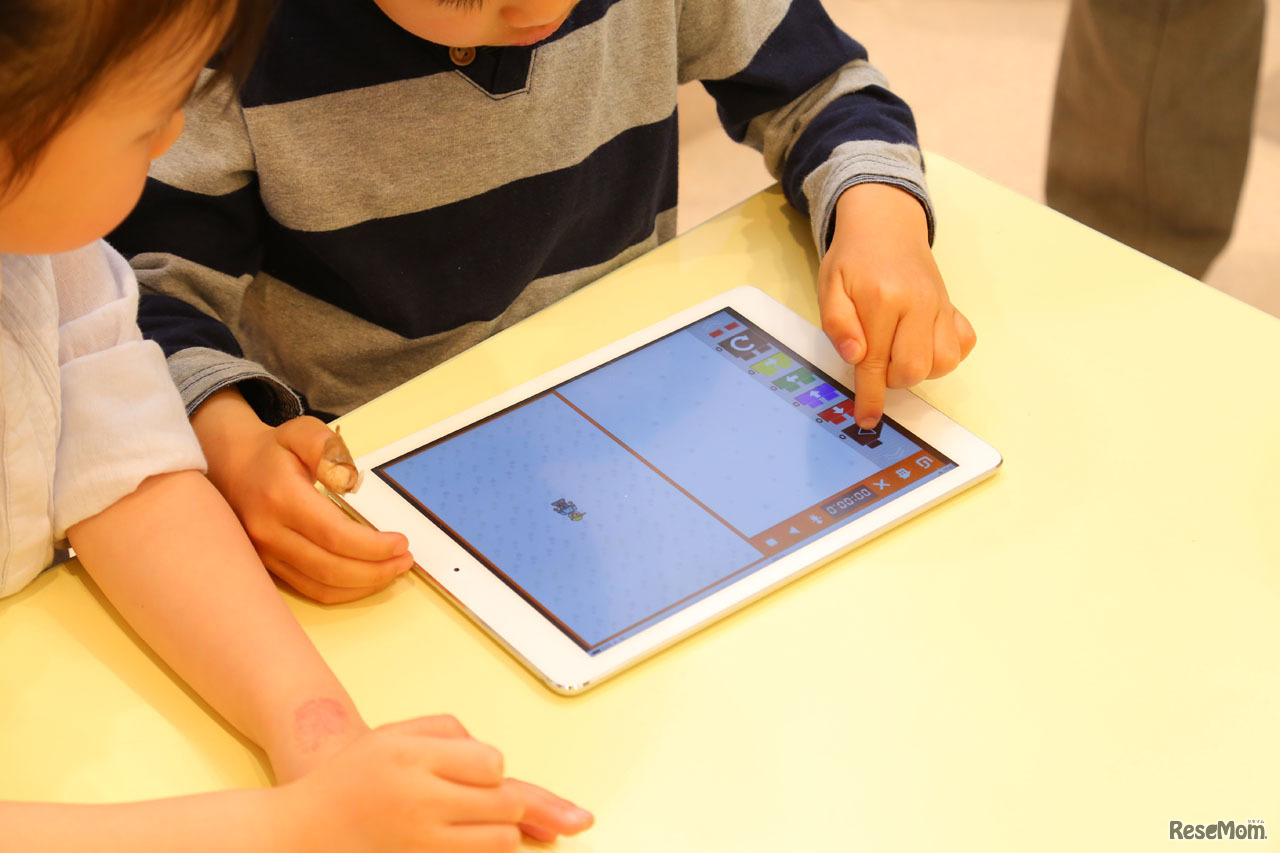 上手にブロックをドラッグしてプログラミングを作っていく