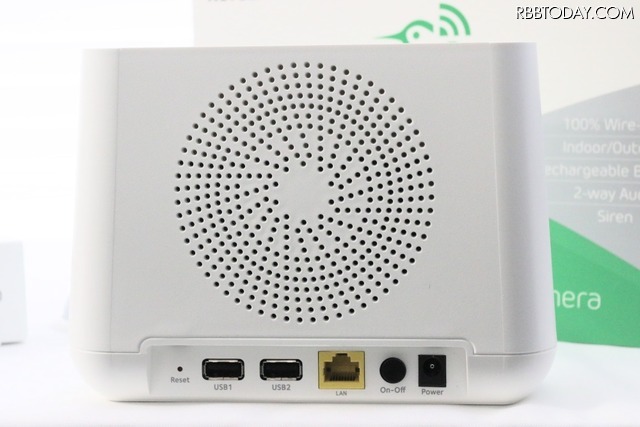 ベースステーションも「Arlo」からバージョンアップ。裏側に設置されたスピーカー。ここから大音量のサイレンを鳴らしたり、USBポートからローカルストレージへのバックアップにも対応した（撮影：防犯システム取材班）