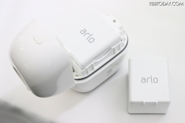 「Arlo Pro」の大きな改善点といえるのが、乾電池から専用Li-ionバッテリーへの変更。電池寿命に関しては、乾電池とそれほど変化はなく、2か月～半年（使用環境による）となるそうだ（撮影：防犯システム取材班）