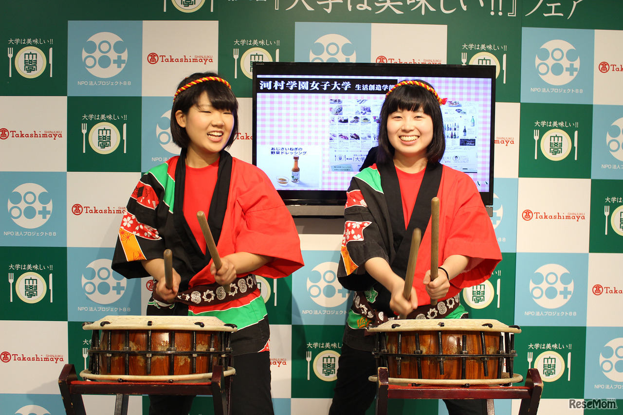 第10回「大学は美味しい!!」フェア応援イベントとして、東京家政大学の太鼓サークル「暁」の女子学生が小太鼓を披露。普段利用している太鼓と違うとのことで、少しはにかみながらも明るくリズミカルに会場を盛り上げた