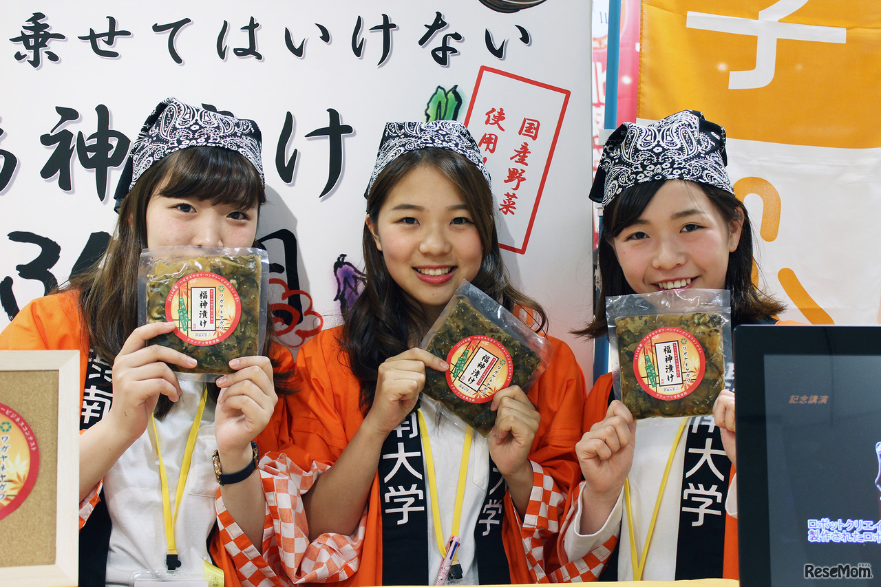 摂南大学経済学部の学生たち。「カレーに乗せてはいけない福神漬け」（130g、350円）に自信を見せた