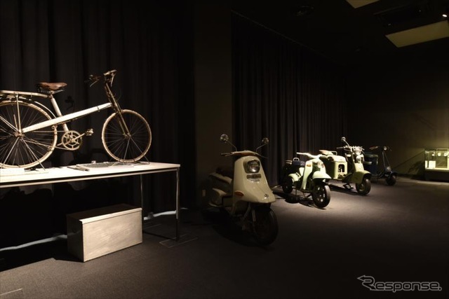 草創期の三菱はスクーターも作った。左手が戦後すぐに作られたジュラルミンの自転車