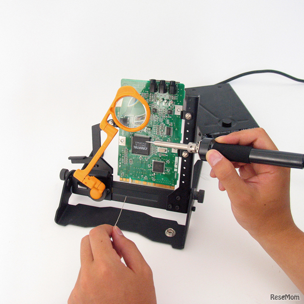 両手での作業に便利