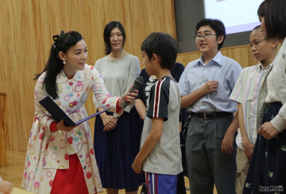 審査員の篠原ともえ氏より賞状をも受け取る子どものようす