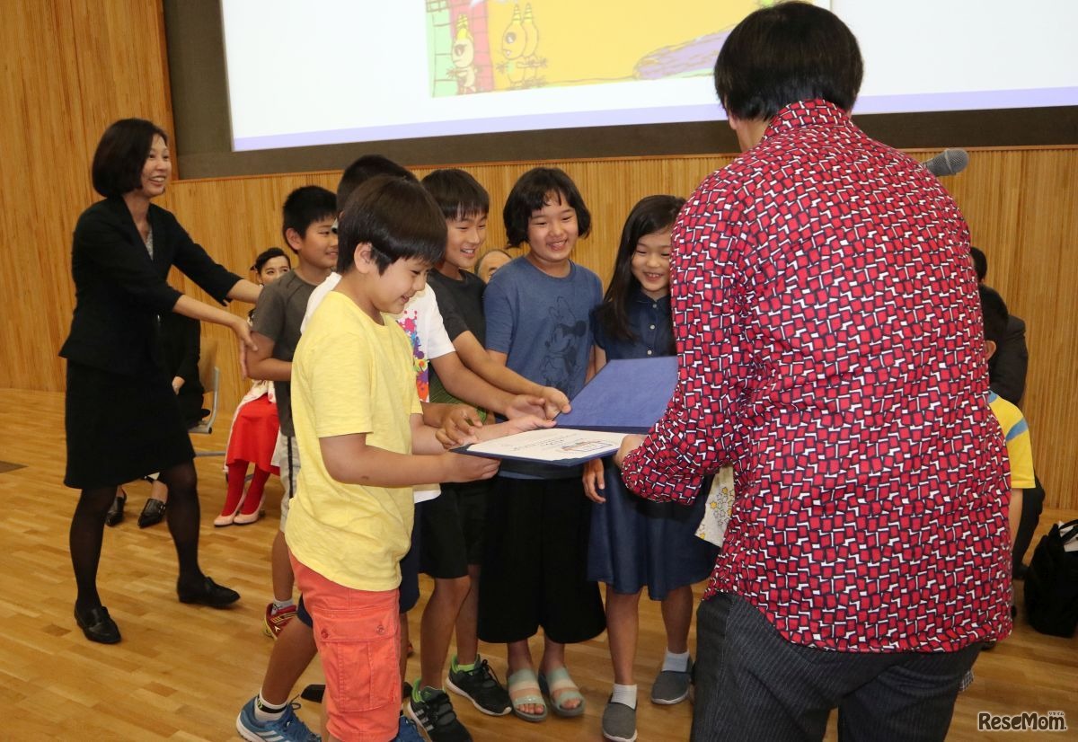 「デジタルえほん キッズ賞」グランプリの表彰をうけるユーバープログラミングスクール