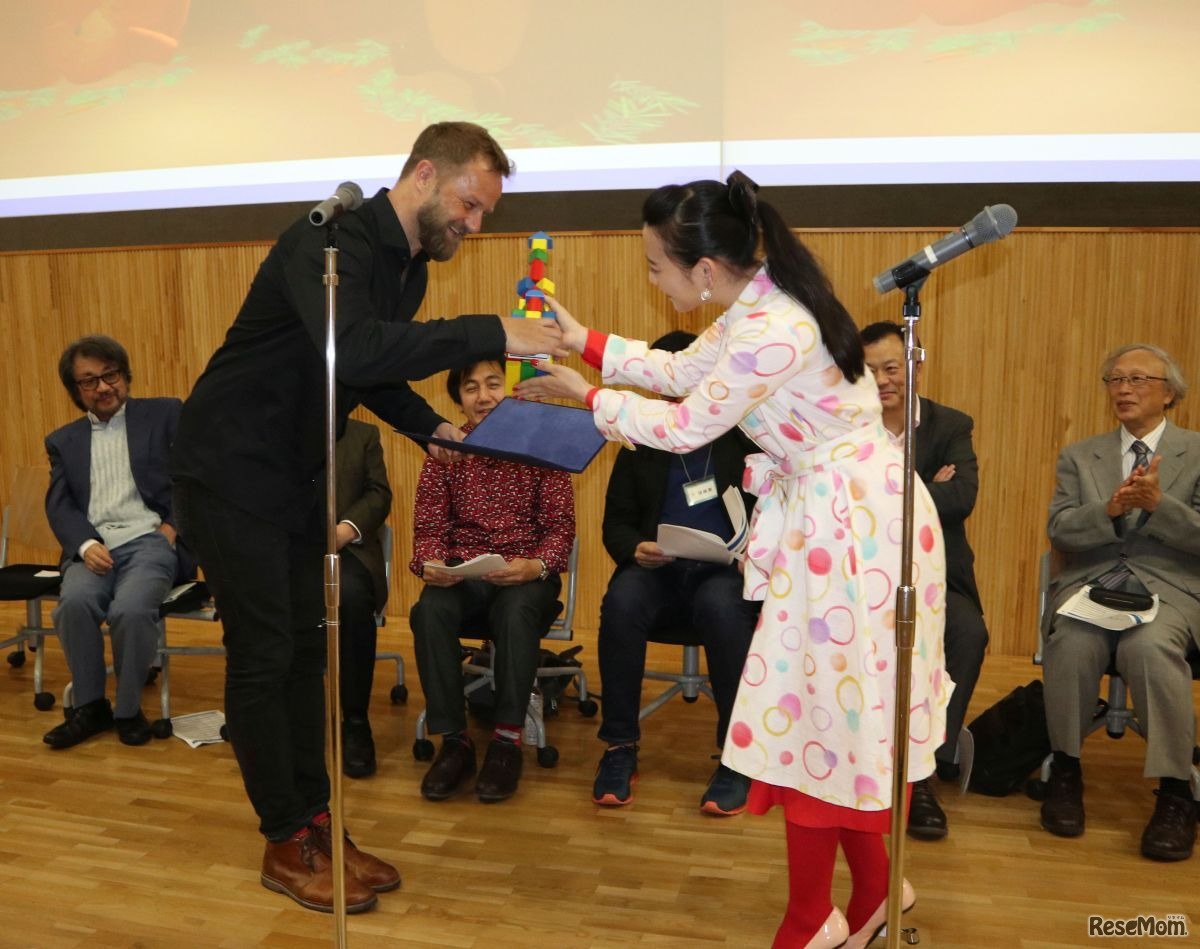 準グランプリの表彰をうけるStep In Books