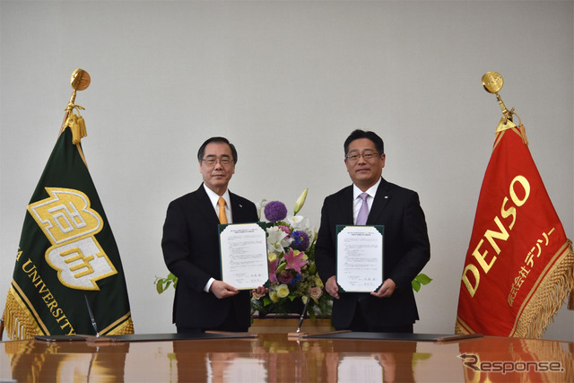 名古屋大学　松尾清一総長（左）とデンソー 有馬浩二社長