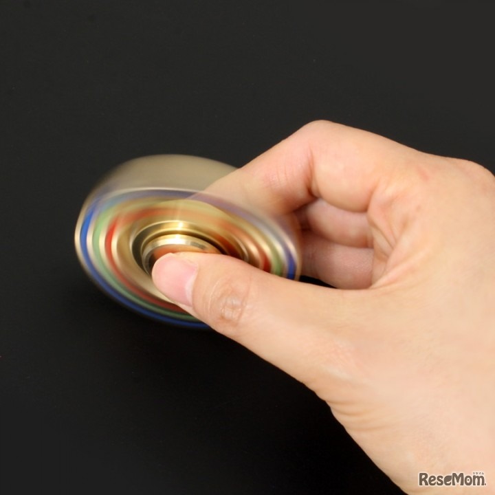 クルクル回して遊ぶハンドスピナー