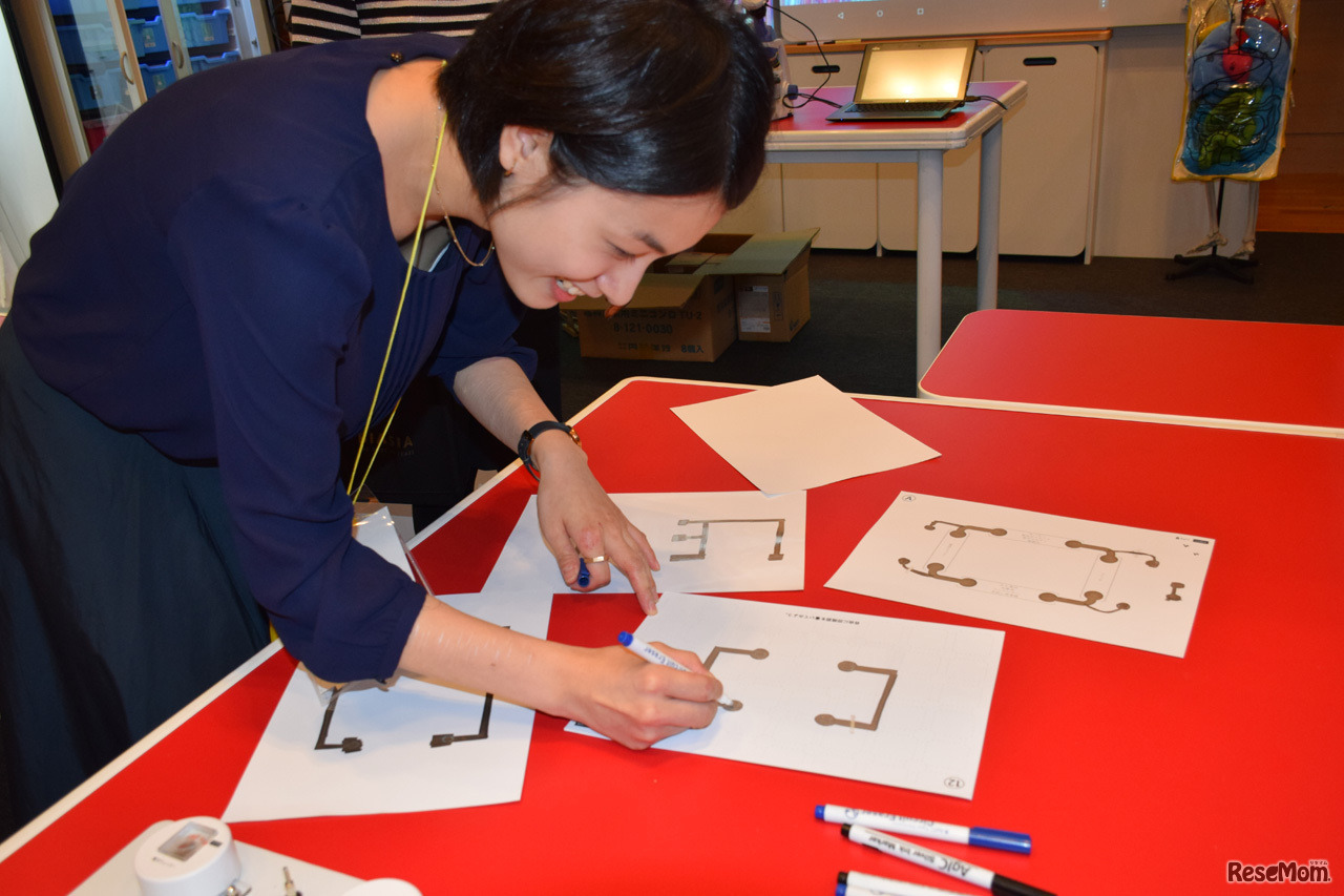 導電性インクペンでイラストのように回路図を書く