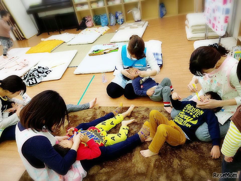 支援施設で歯磨きの時間。嫌がる子でも、奥歯を磨くときは「あーのお口、あ～～」、前場を磨くときは「おーのお口、い～～」、最後にお茶を飲もうね…というようににルーティーン化（決まった言葉がけ）をすることで、この言葉が終われば終了すると認識でき、歯磨きができるようになる。