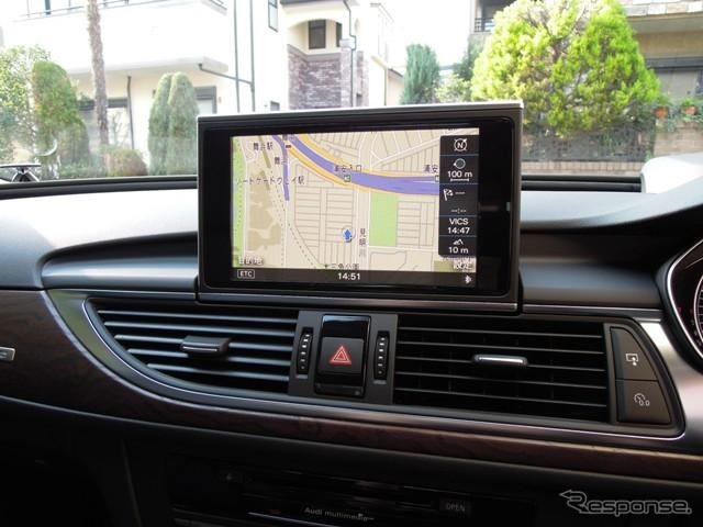 エンジンONでモニターがUP。手動でのOPEN、CLOSEも可能。