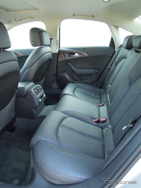 後席。身長172cmのドライバー基準で頭上に100mm、膝回りに210mmの空間があった。