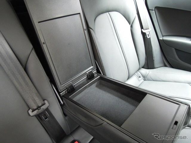 後席アームレスト。内側は布張り。先端からカップホルダーが出てくる。