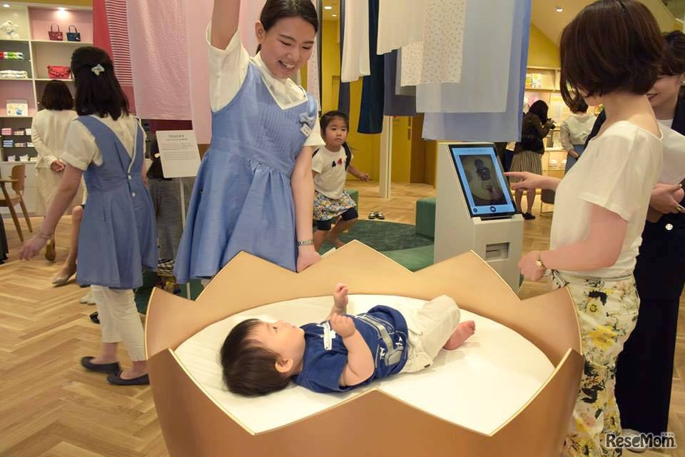 天井のカメラで子どもの写真が撮れる「エッグカメラ」