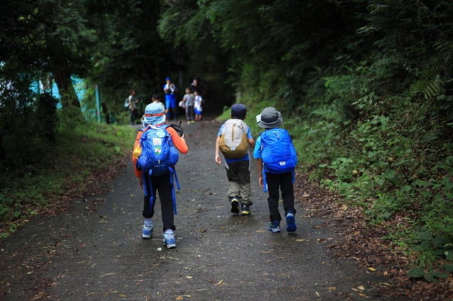 ザ・ノース・フェイス、子ども同士で協力しながら頂上を目指す「キッズトレッキング in 塩谷丸山」開催