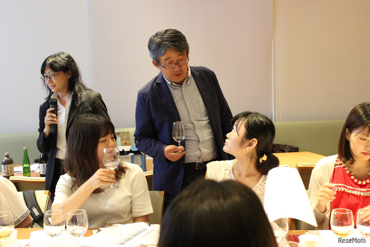 的確にヒントやアドバイスを提示する、講師を務めた大津稚子氏（左）。庄司貴行教授（右）も講義に参加し、学生らと話し合うようすが見られた